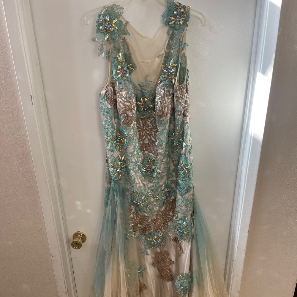 Jianini size 18 (more like a size 14) maxi dress